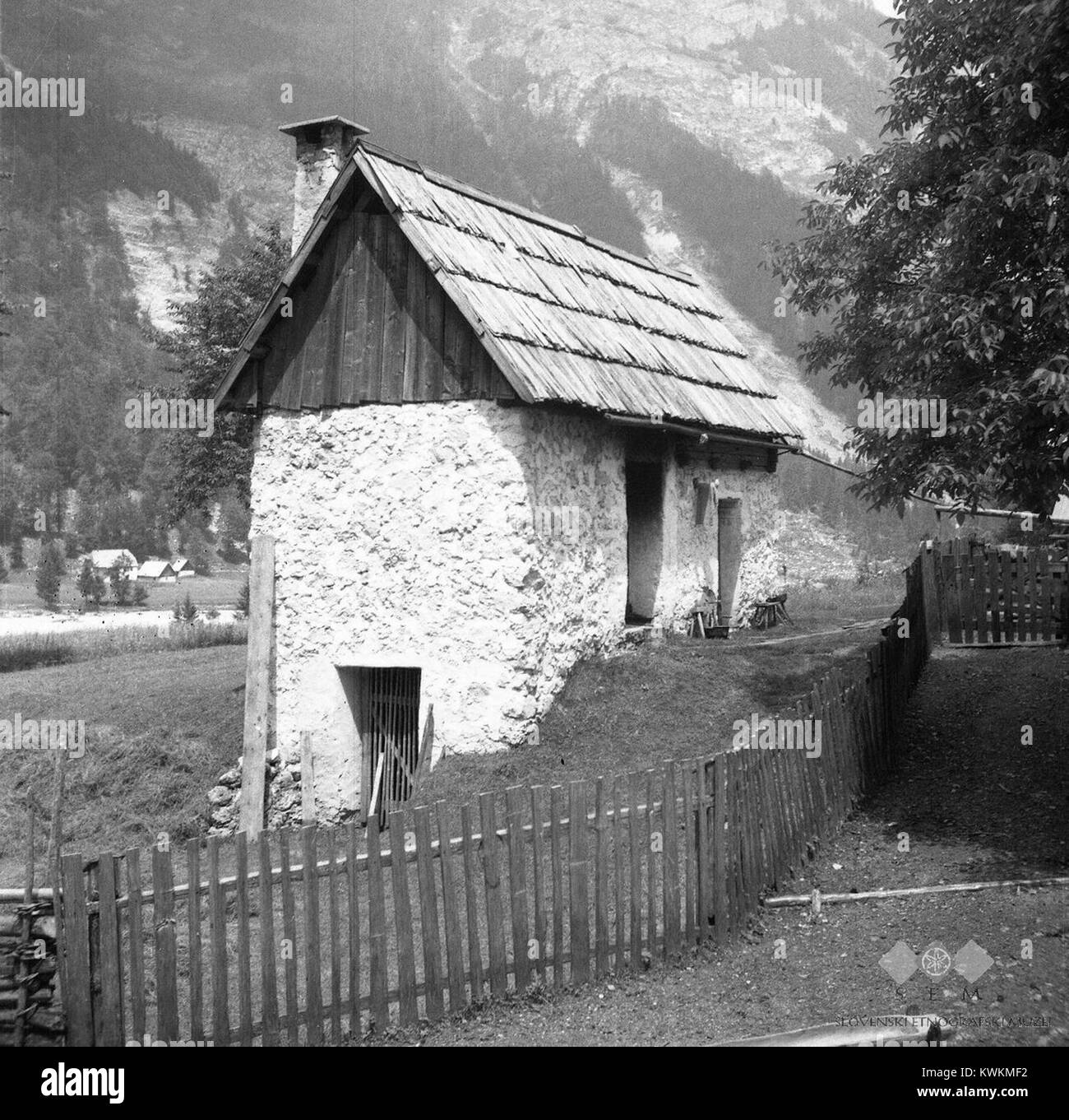 'Bajta' de Zapoudnam, Trenta, 1952, montre une maison slovène traditionnelle où le fromage est fabriqué. La pièce reflète les pratiques culinaires rurales de la région, en se concentrant sur la production de produits laitiers. Banque D'Images