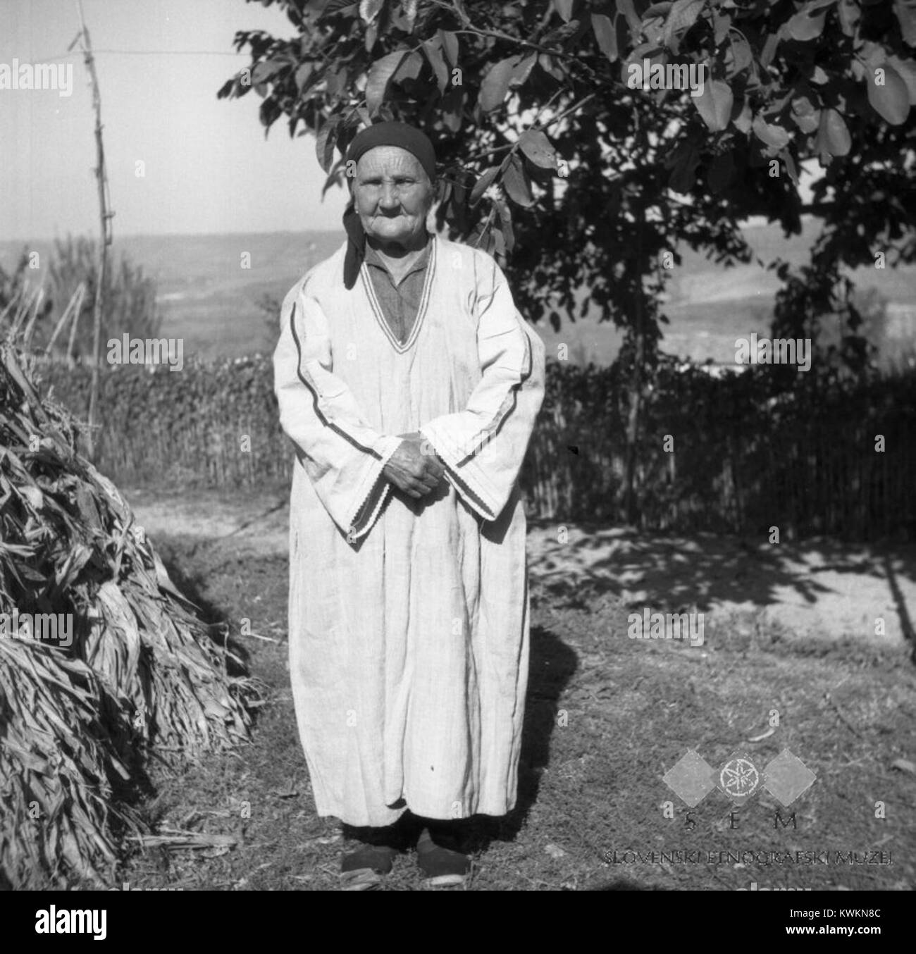 'Jucka Podgorka', vêtue d'une vieille chemise, photographiée à Čežarji, Slovénie, en 1949, reflétant les vêtements culturels et traditionnels de la région au milieu du XXe siècle. Banque D'Images
