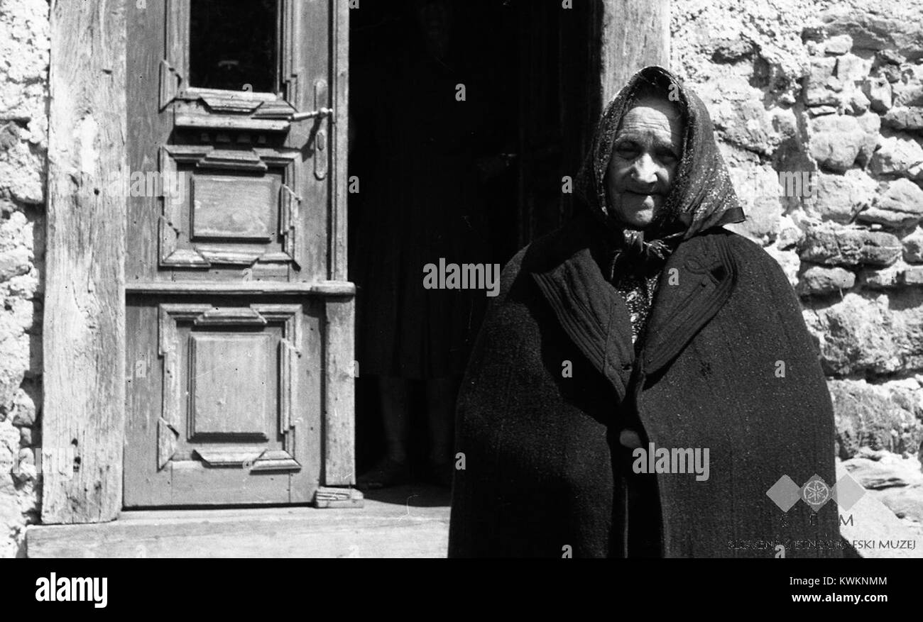 Photographie de 1960 d'une femme de 86 ans à Velika Slevica, Slovénie, portant une robe sans manches ('palerina brez rokavov'). L'image met en valeur les vêtements ruraux traditionnels et l'identité culturelle slovène de l'époque. Banque D'Images