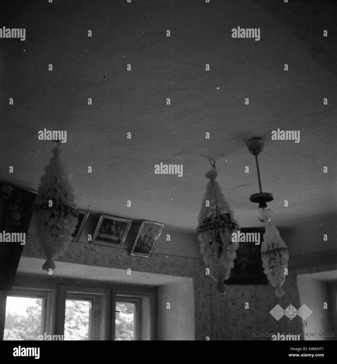 Une photographie de 1963 de Hudinja montrant des décorations de plafond en papier appelées ''lujstri'', traditionnellement utilisées pour les mariages, représentant les coutumes festives slovènes et l'artisanat. Banque D'Images