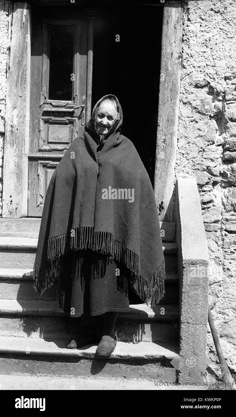 Une photographie de 1960 de Velika Slevica montrant un 'ogrinjauka', un grand châle traditionnel âgé de 86 ans, représentant le patrimoine vestimentaire folklorique slovène. Banque D'Images