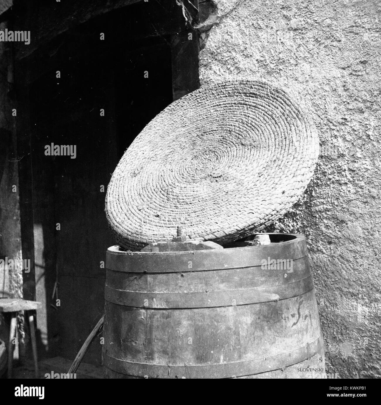 Une photographie de 1951 de Trebelno, Slovénie, montrant une « Rena », une paille faite à la main ou une couverture en bois utilisée pour protéger les baignoires, représentant l'artisanat rural traditionnel. Banque D'Images