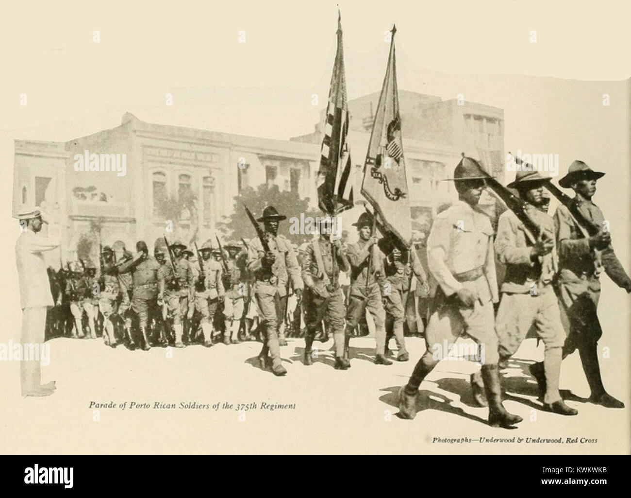 Une photographie de 1919 représentant des soldats portoricains du 375e régiment participant à un défilé de l'armée américaine, symbolisant l'unité, le service et la fierté militaire après la première Guerre mondiale Banque D'Images
