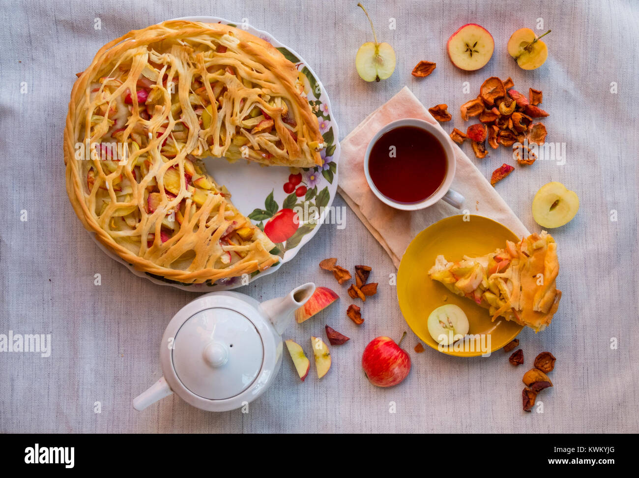 Vue de dessus de la tarte aux pommes et de boissons servis sur table Banque D'Images