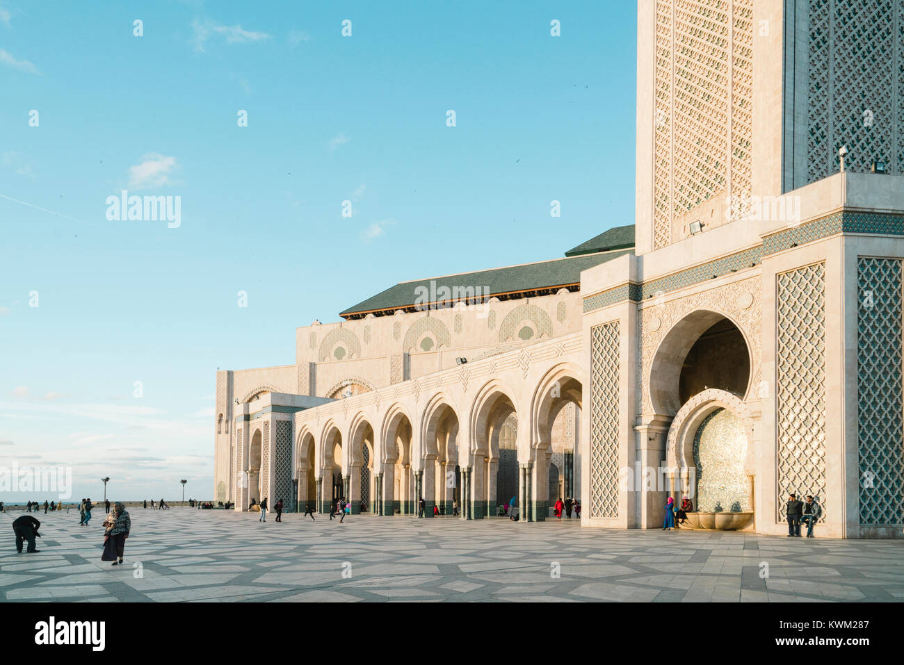 Les gens à Mosquée Hassan II contre le ciel Banque D'Images
