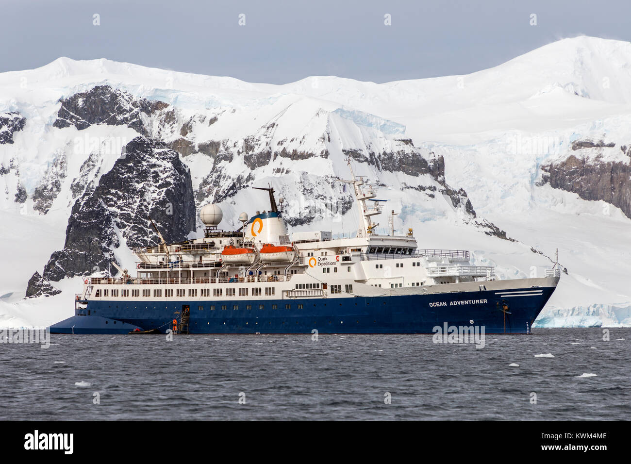 Navire de passagers aventurier océan transporte les skieurs alpinisme à l'Antarctique ; l'Île Rongé ; Péninsule Arctowski Banque D'Images