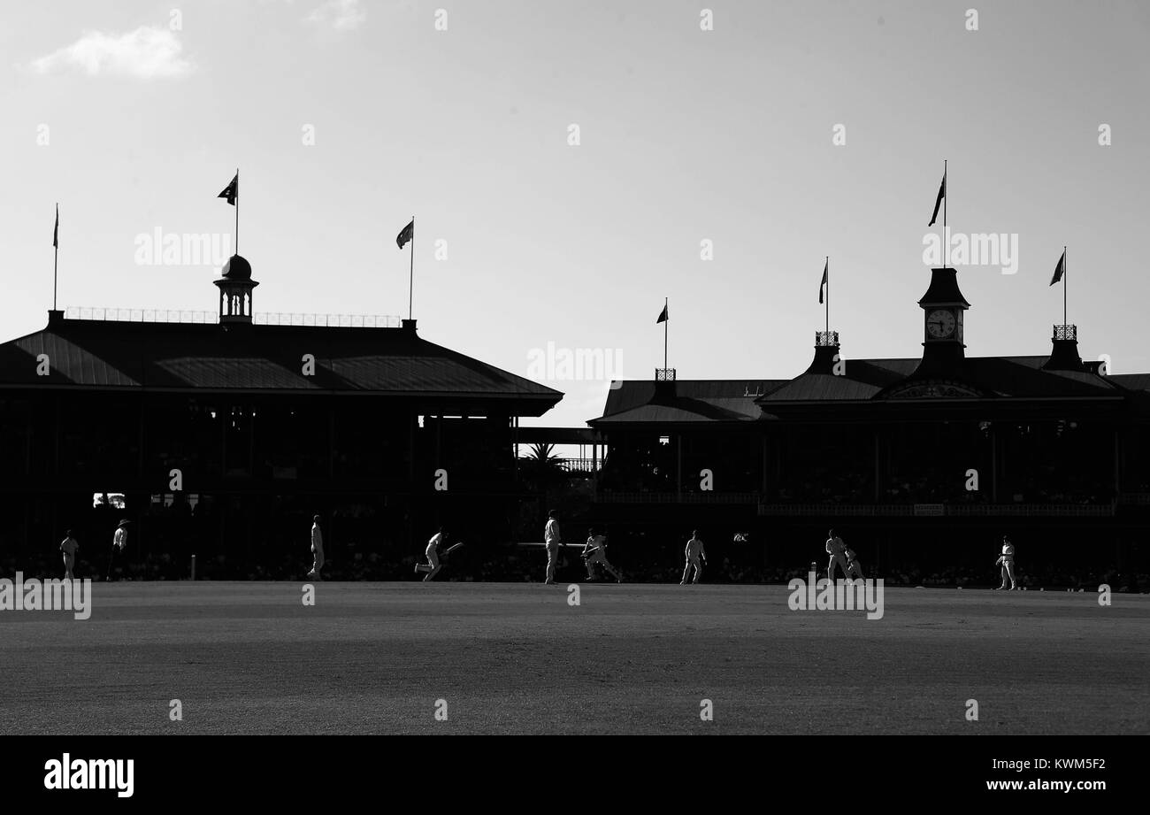 Joe l'Angleterre et racine Dawid Malan pile sur les pistes pendant un jour de ses cendres test match au Sydney Cricket Ground. Banque D'Images