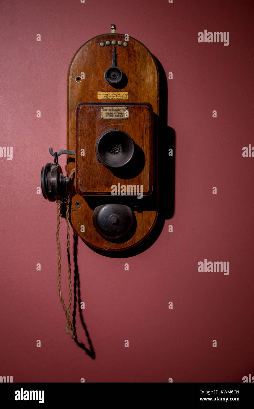 Un style ancien téléphone sur un mur rouge Banque D'Images