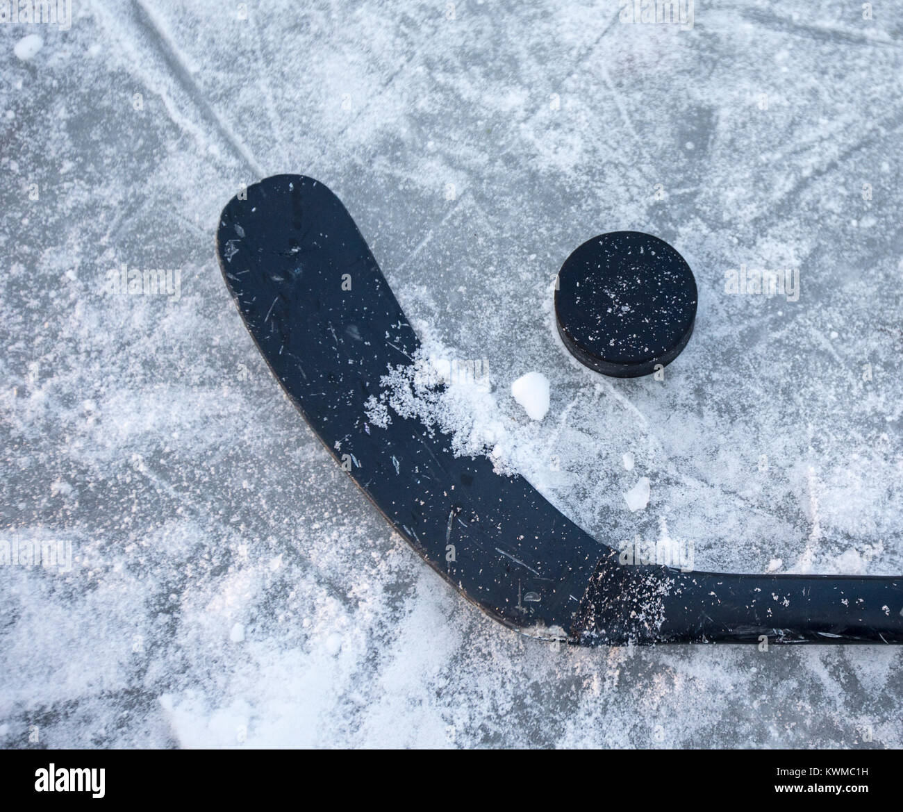 Bâton de hockey et rondelle sur un étang gelé Banque D'Images