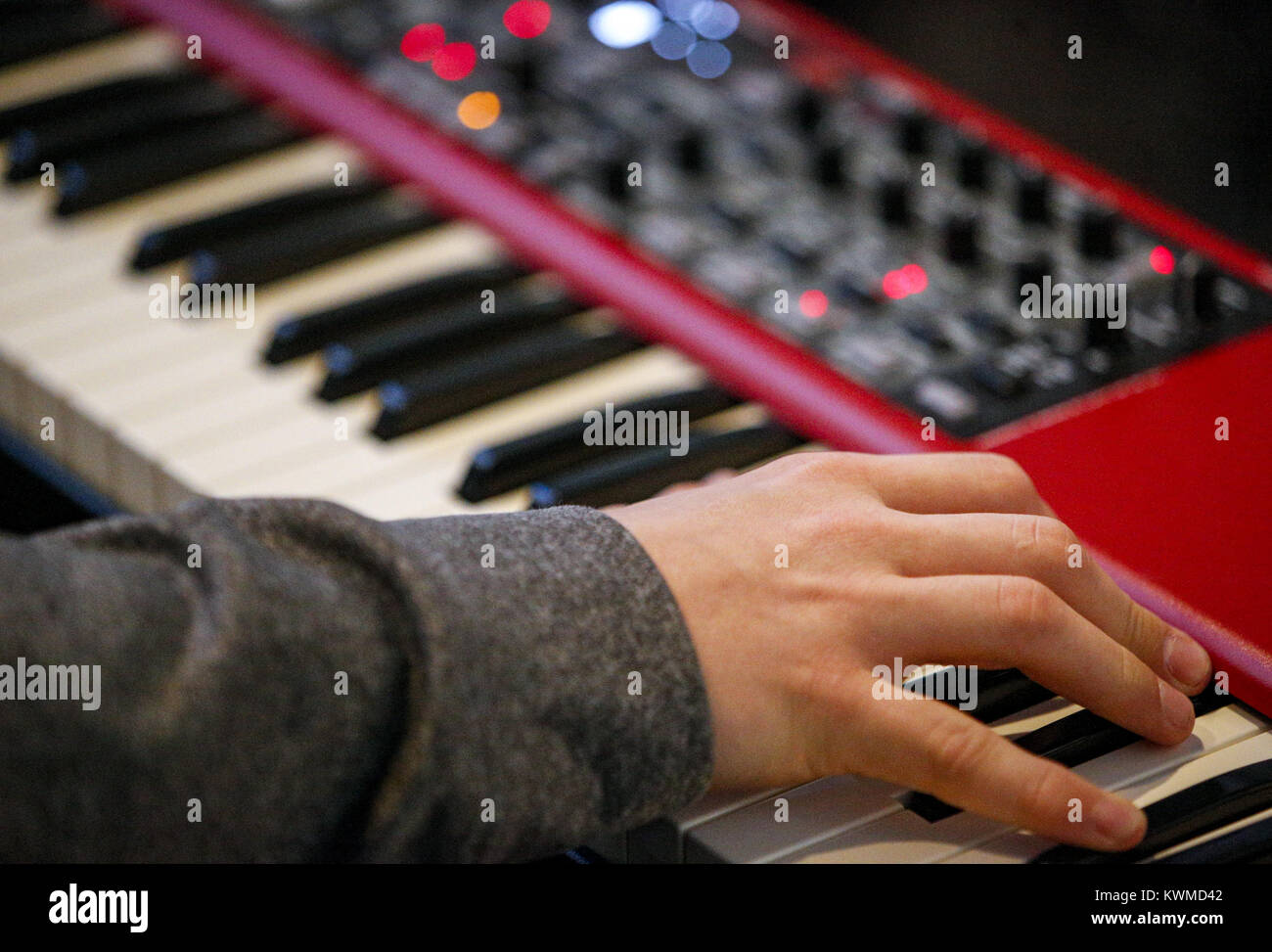 Davenport, Iowa, États-Unis. Dec 27, 2016. Bon Ethan, 16 ans, de Bettendorf joue le clavier avec son groupe à l'expérience musicale dans la construction de la rivière Davenport le Mardi, Décembre 27, 2016. Le Blues de l'hiver annuel instrumentales et vocales caractéristiques du programme des ateliers, ainsi qu'une concentration sur la composition et l'improvisation du blues. Les sessions sont ouvertes aux musiciens âgés de 8-18 et exécuter du lundi au jeudi avant de conclure dans un blues jam dans la chambre Redstone le vendredi. Credit : Andy Abeyta/Quad-City Times/ZUMA/Alamy Fil Live News Banque D'Images