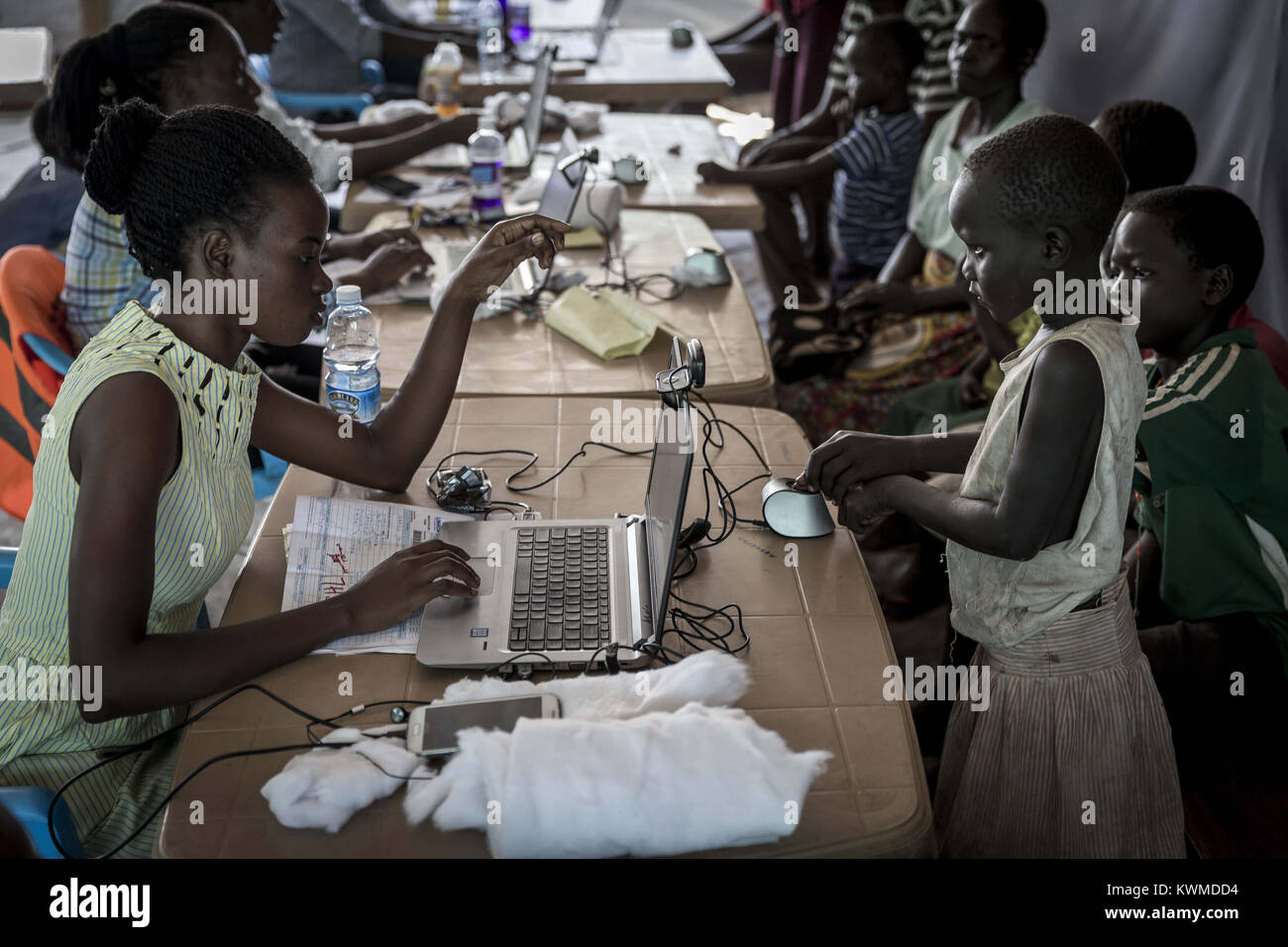 L'Ouganda. 26 mai, 2017. Depuis septembre 2016, des bénévoles de la Croix-Rouge se rendent à un registre biométrique pour les nouveaux réfugiés sont arrivés.Le nombre de réfugiés soudanais du sud qui ont franchi sa frontière a atteint un million. Ce pays d'Ouganda offre les réfugiés des conflits d'une carte d'identité et d'un terrain de 900mÂ² et le droit de commerce sur son territoire. Cependant, avec l'afflux d'environ 1 000 personnes par jour et le manque de financement, l'Ouganda n'est plus en mesure de nourrir tout le monde. Selon le HCR, l'être humain a besoin d'au moins 2 300 calories par jour pour survivre qui est d'environ 12 kg de nourriture p Banque D'Images