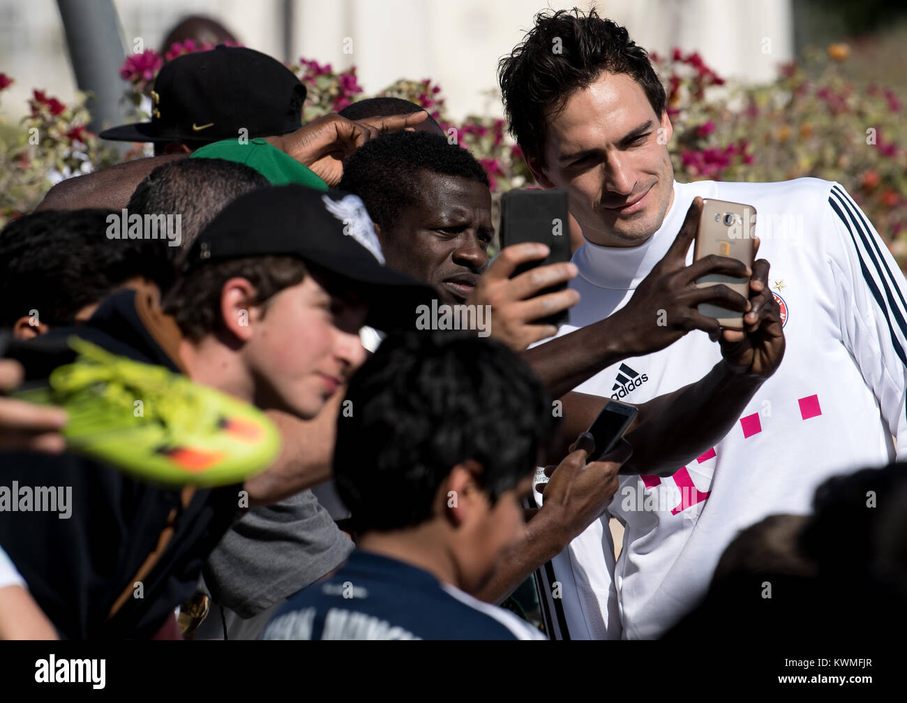 Mats Hummels de l'équipe de Bundesliga FC Bayern Munich prend des photos avec les fans à Doha, Qatar, le 4 janvier 2018. Son équipe se prépare pour le reste de la saison dans un camp d'entraînement au Qatar. Photo : Sven Hoppe/dpa Banque D'Images