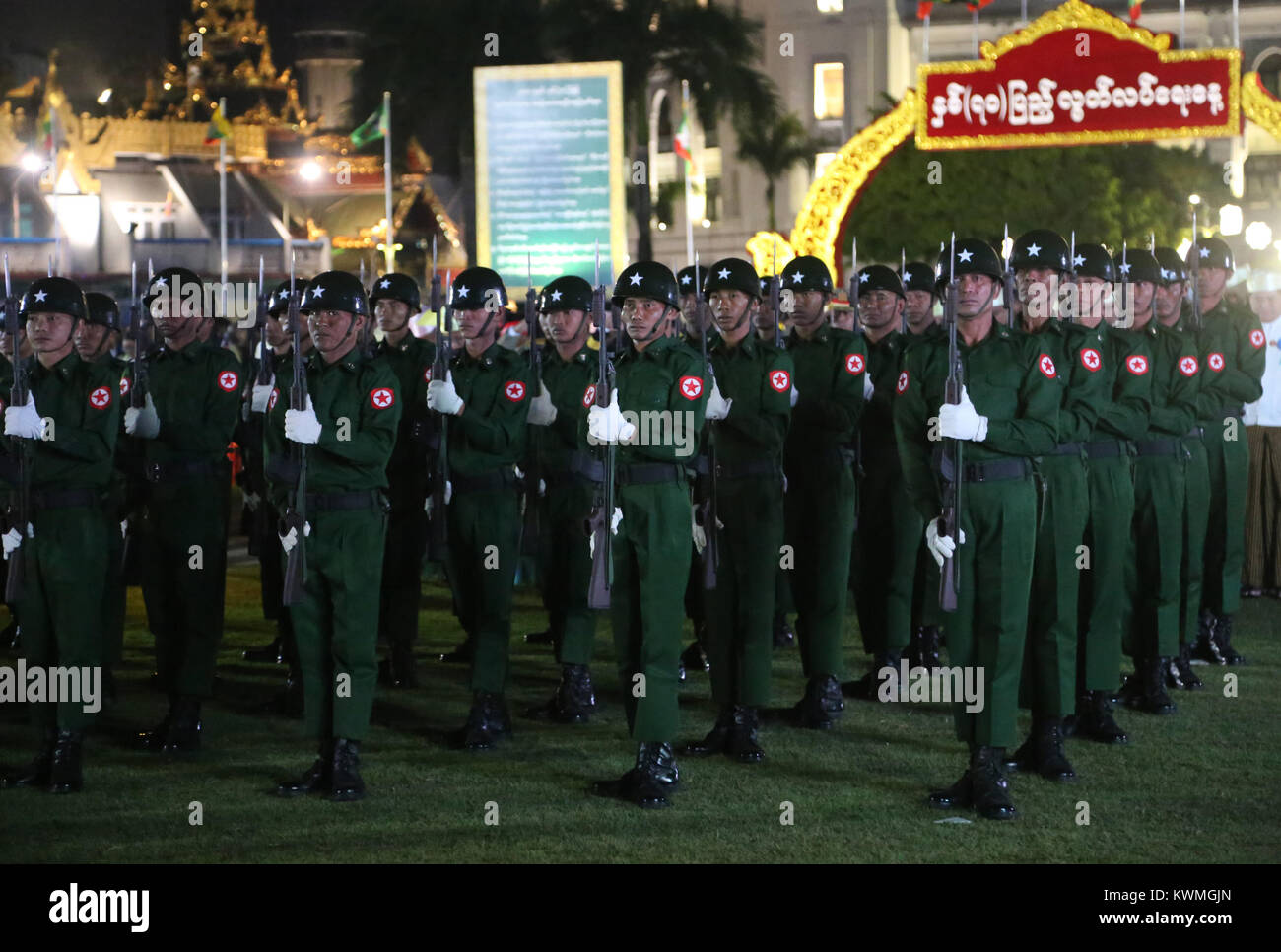 Yangon, Myanmar. 4 janvier, 2018. Les gardes d'honneur assister à une cérémonie organisée pour marquer le 70e jour de l'indépendance du Myanmar à Yangon, Myanmar, le 4 janvier 2018. Credit : Haymhan Aung/Xinhua/Alamy Live News Banque D'Images