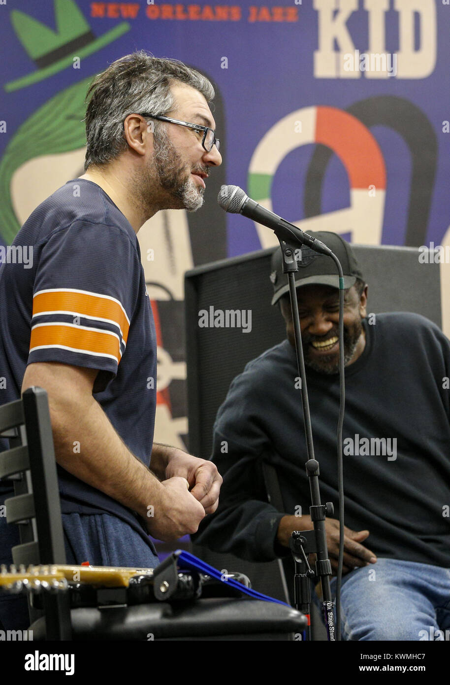 Davenport, Iowa, États-Unis. Dec 27, 2016. Musicien et professeur de longue date comme chanteur rit Reed Hal Al Sweet donne quelques conseils de positionnement du microphone en démontrant les différences de volume et de distance pour le microphone sur le fleuve de l'expérience dans la construction de la musique à Davenport, le Mardi, Décembre 27, 2016. Le Blues de l'hiver annuel instrumentales et vocales caractéristiques du programme des ateliers, ainsi qu'une concentration sur la composition et l'improvisation du blues. Les sessions sont ouvertes aux musiciens âgés de 8-18 et exécuter du lundi au jeudi avant de conclure dans un blues jam dans la chambre Redstone le vendredi. Banque D'Images