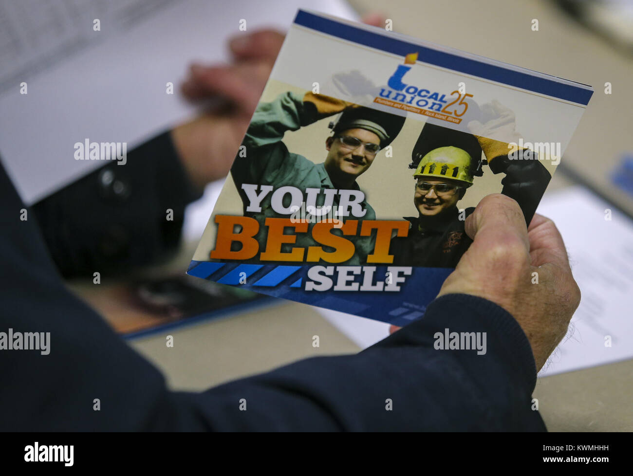 Davenport, Iowa, États-Unis. 16 Nov, 2017. Un homme regarde une brochure informative sur les 25 syndicats locaux au Centre de développement de la main-d'Iowa dans Davenport le Jeudi, Novembre 16, 2017. Un certain nombre d'emplois du commerce étaient représentés à la foire d'apprentissage enregistré dans le cadre d'un programme national et de l'état de l'Iowa de l'initiative. Credit : Andy Abeyta/Quad-City Times/ZUMA/Alamy Fil Live News Banque D'Images