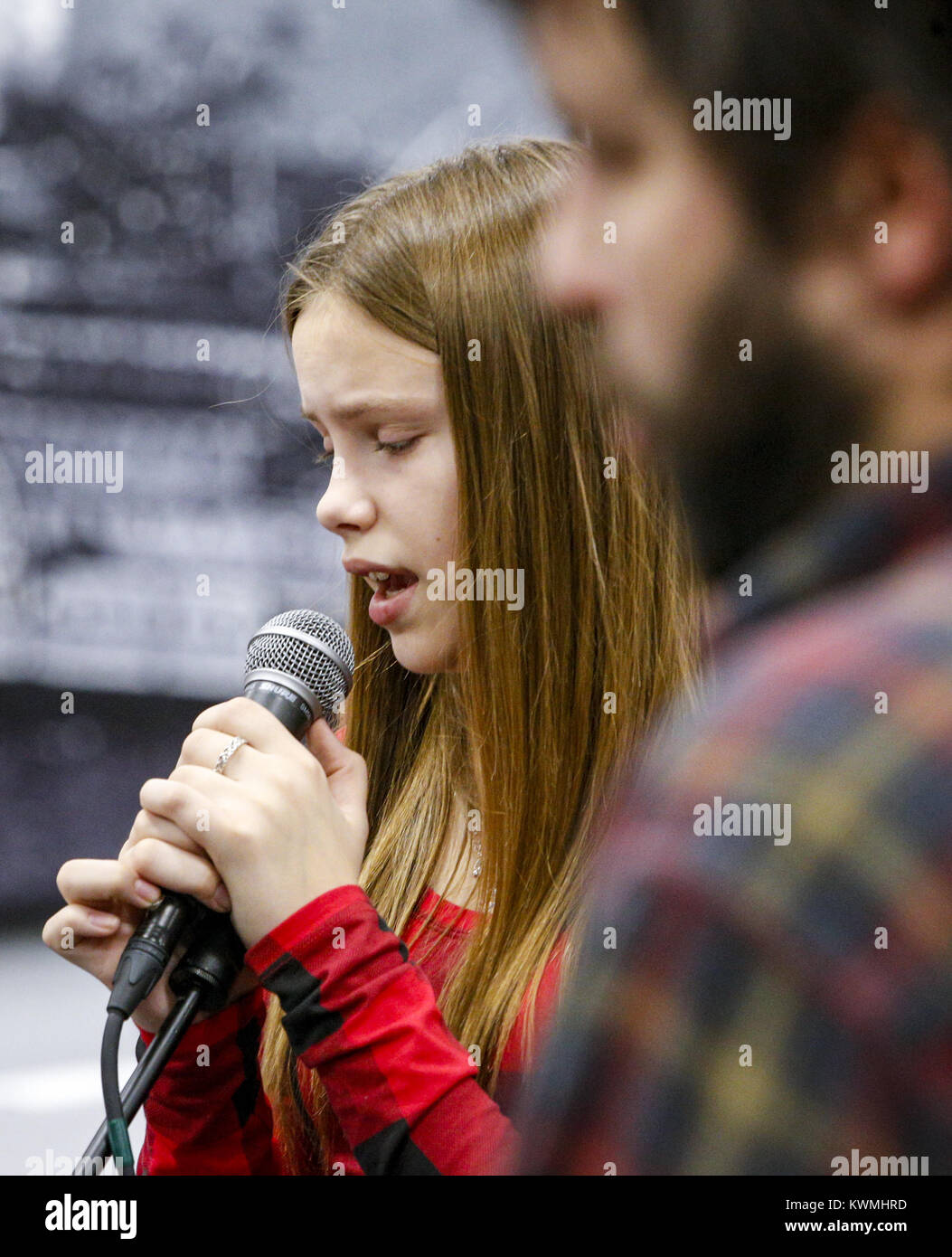 Davenport, Iowa, États-Unis. Dec 27, 2016. Anastashia Burmeister, 12, droit, de Davenport chante sa part au cours d'une session pratique sur le fleuve de l'expérience dans la construction de la musique à Davenport, le Mardi, Décembre 27, 2016. Le Blues de l'hiver annuel instrumentales et vocales caractéristiques du programme des ateliers, ainsi qu'une concentration sur la composition et l'improvisation du blues. Les sessions sont ouvertes aux musiciens âgés de 8-18 et exécuter du lundi au jeudi avant de conclure dans un blues jam dans la chambre Redstone le vendredi. Credit : Andy Abeyta/Quad-City Times/ZUMA/Alamy Fil Live News Banque D'Images