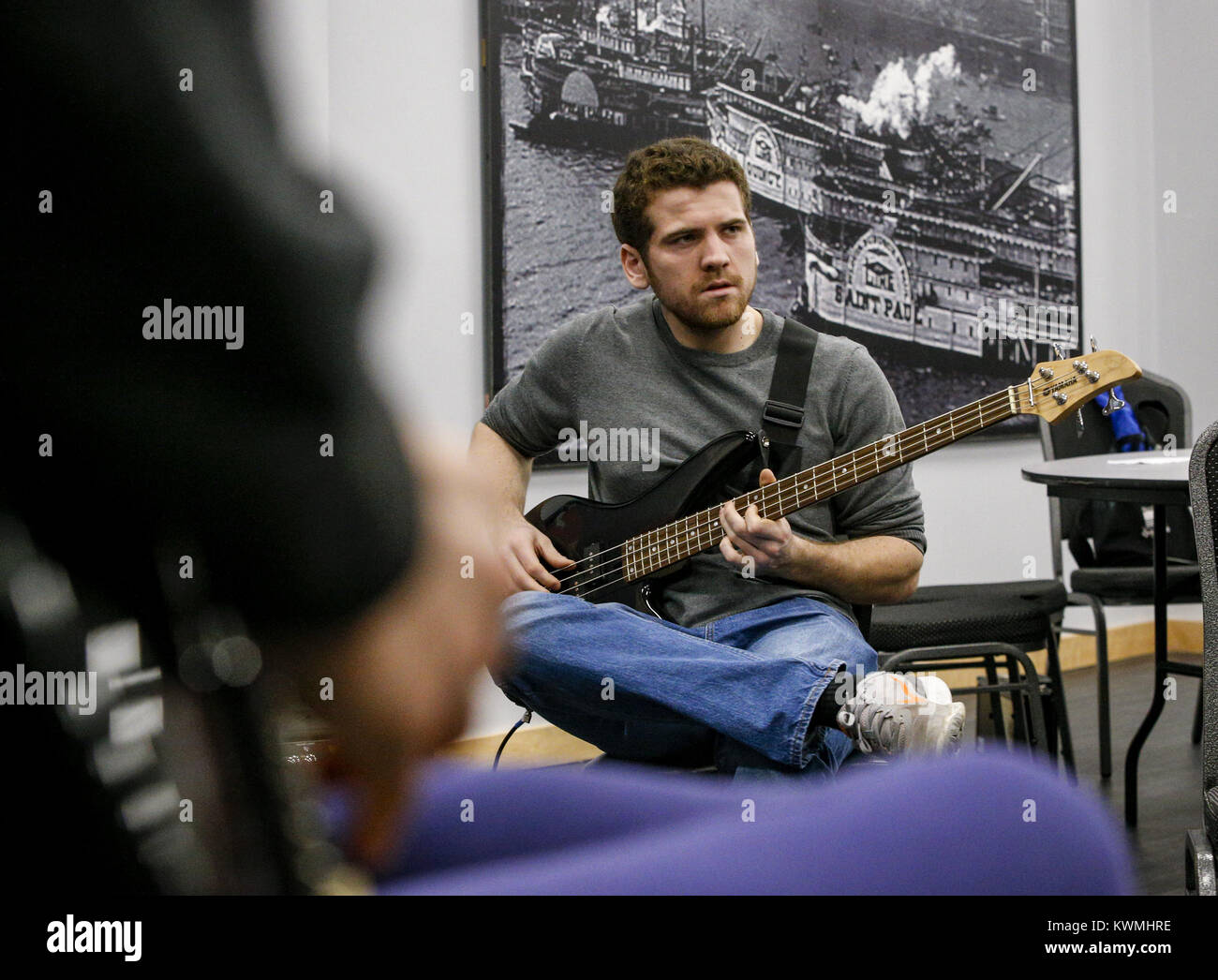 Davenport, Iowa, États-Unis. Dec 27, 2016. Tommy Tallman, 17 ans, de Davenport joue de la basse avec son groupe lors d'une session pratique sur le fleuve de l'expérience dans la construction de la musique à Davenport, le Mardi, Décembre 27, 2016. Le Blues de l'hiver annuel instrumentales et vocales caractéristiques du programme des ateliers, ainsi qu'une concentration sur la composition et l'improvisation du blues. Les sessions sont ouvertes aux musiciens âgés de 8-18 et exécuter du lundi au jeudi avant de conclure dans un blues jam dans la chambre Redstone le vendredi. Credit : Andy Abeyta/Quad-City Times/ZUMA/Alamy Fil Live News Banque D'Images
