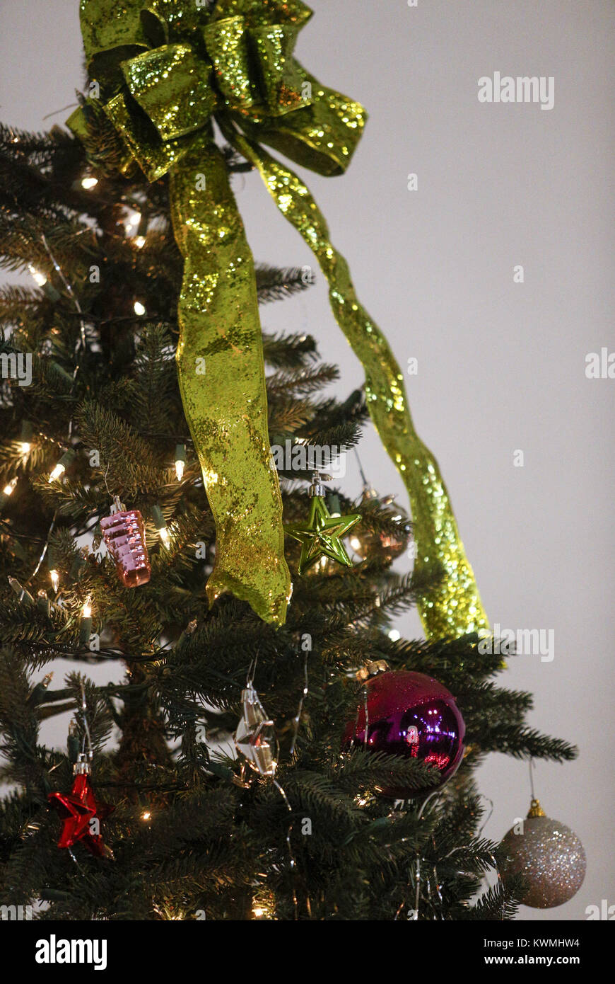 Davenport, Iowa, États-Unis. Dec 18, 2016. Un arbre de Noël est vu à l'affiche au Col Ballroom à Davenport le Dimanche, Décembre 18, 2016. A côté de la gentillesse a accueilli leur cinquième souper de Noël communautaire pour les sans-abri de la communauté et de familles pauvres. Credit : Andy Abeyta/Quad-City Times/ZUMA/Alamy Fil Live News Banque D'Images