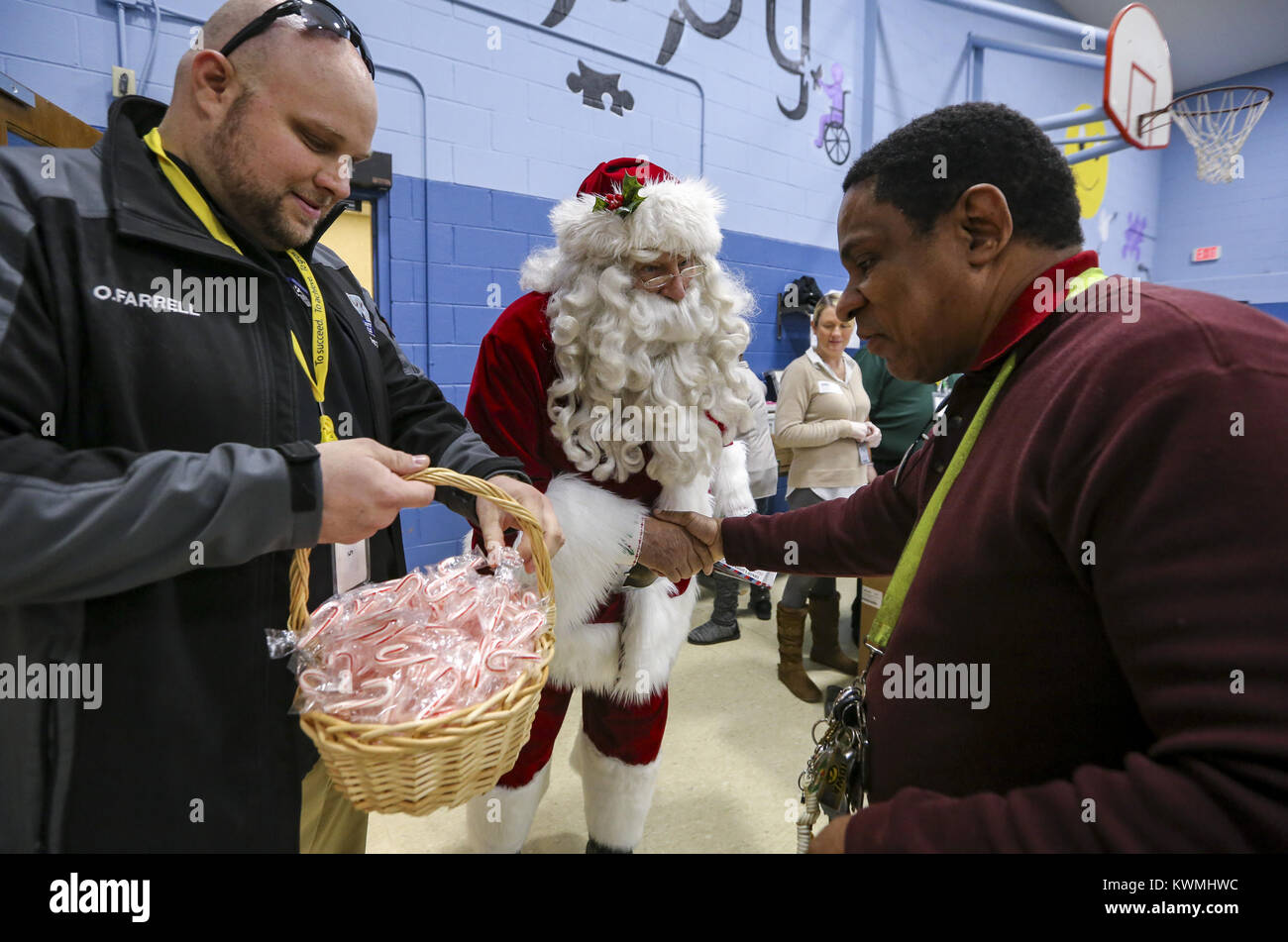 Davenport, Iowa, États-Unis. 15 Nov, 2017. Coordonnateur des médias sociaux Owen Farrell et Santa Claus visiter des clients à l'Hickory Grove des handicapés du campus centre de développement à Davenport le mercredi, Novembre 15, 2017. Le Davenport Police Association a célébré l'esprit de grâce en servant les clients et le personnel du Centre de développement les handicapés Credit : Andy Abeyta/Quad-City Times/ZUMA/Alamy Fil Live News Banque D'Images