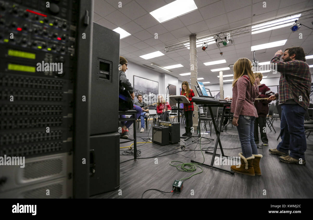 Davenport, Iowa, États-Unis. Dec 27, 2016. Un groupe travaille sur leur chanson sur le fleuve de l'expérience dans la construction de la musique à Davenport, le Mardi, Décembre 27, 2016. Le Blues de l'hiver annuel instrumentales et vocales caractéristiques du programme des ateliers, ainsi qu'une concentration sur la composition et l'improvisation du blues. Les sessions sont ouvertes aux musiciens âgés de 8-18 et exécuter du lundi au jeudi avant de conclure dans un blues jam dans la chambre Redstone le vendredi. Credit : Andy Abeyta/Quad-City Times/ZUMA/Alamy Fil Live News Banque D'Images