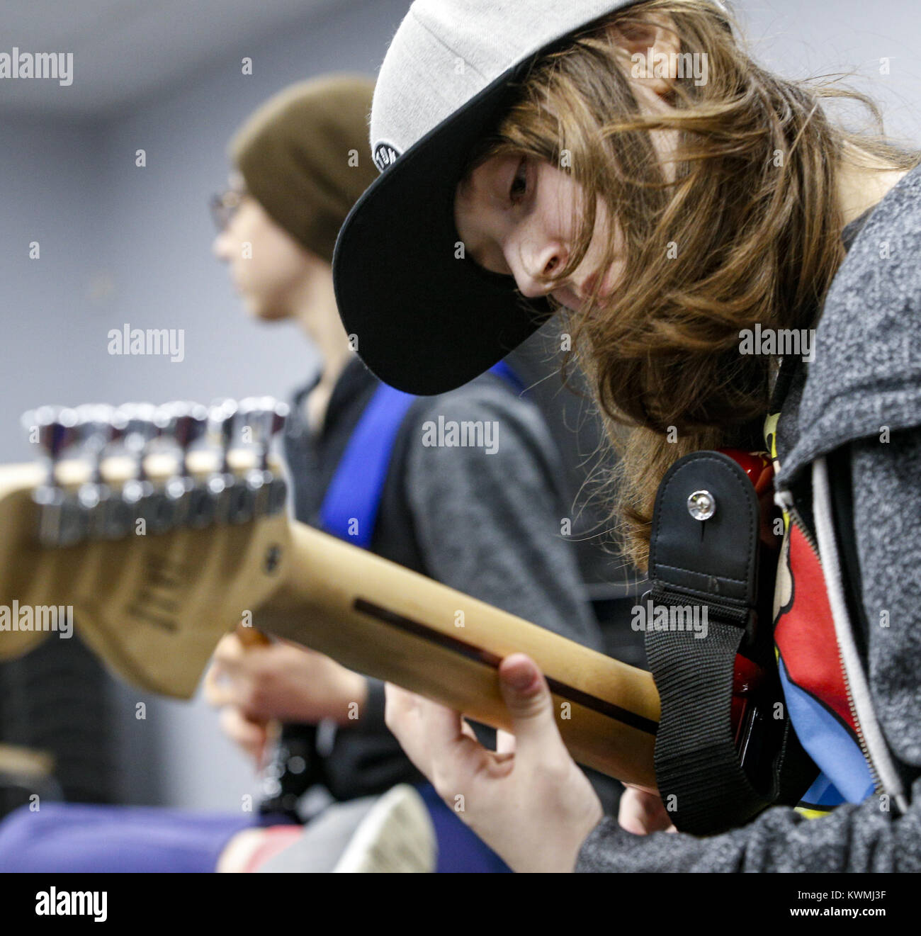 Davenport, Iowa, États-Unis. Dec 27, 2016. Sophia Anderson, 12 ans, de Moline joue de la guitare avec son groupe de musique sur le fleuve de l'expérience en construction à Davenport le Mardi, Décembre 27, 2016. Le Blues de l'hiver annuel instrumentales et vocales caractéristiques du programme des ateliers, ainsi qu'une concentration sur la composition et l'improvisation du blues. Les sessions sont ouvertes aux musiciens âgés de 8-18 et exécuter du lundi au jeudi avant de conclure dans un blues jam dans la chambre Redstone le vendredi. Credit : Andy Abeyta/Quad-City Times/ZUMA/Alamy Fil Live News Banque D'Images
