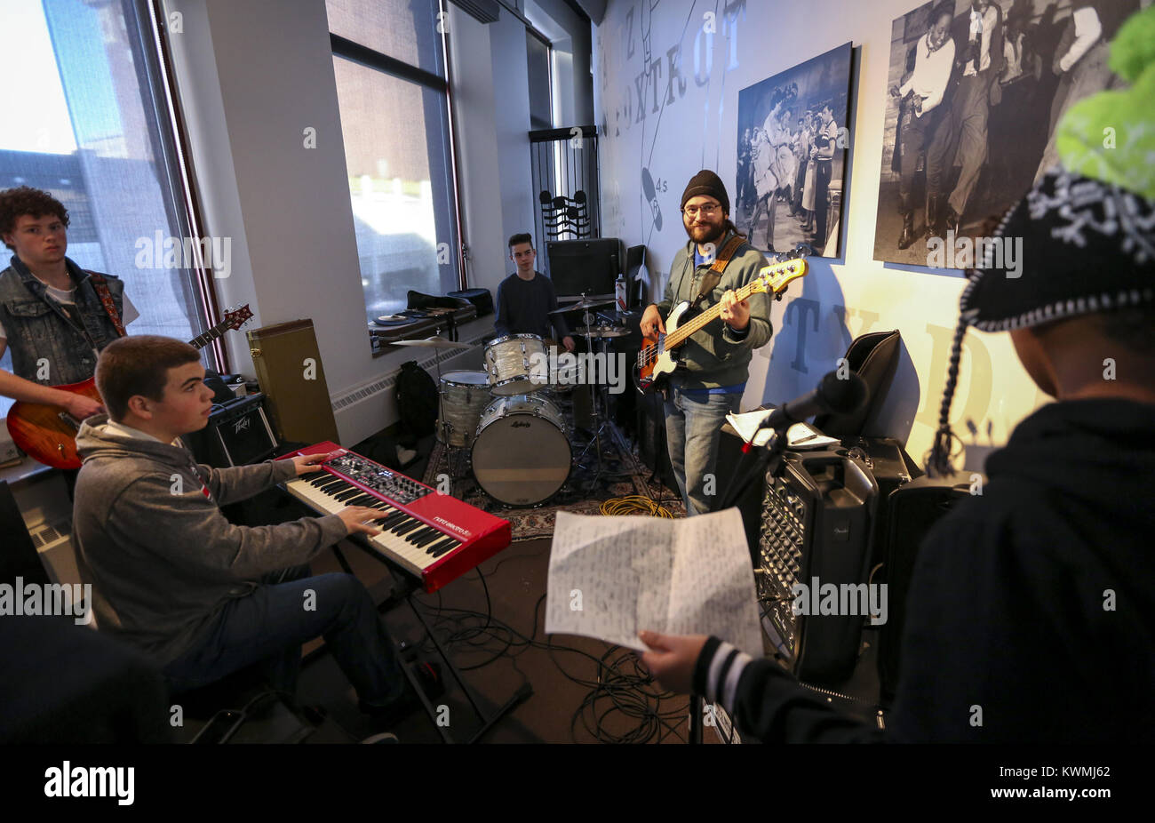 Davenport, Iowa, États-Unis. Dec 27, 2016. Leasman Randy instructeur de Davenport joue de la basse tout en travaillant avec son groupe sur un morceau de musique sur le fleuve de l'expérience en construction à Davenport le Mardi, Décembre 27, 2016. Le groupe avait juste fini de préparer la musique pour une chanson écrite par la chanteuse avant la nuit Charlotte Boyer, 13, Rock Island. Le Blues de l'hiver annuel instrumentales et vocales caractéristiques du programme des ateliers, ainsi qu'une concentration sur la composition et l'improvisation du blues. Les sessions sont ouvertes aux musiciens âgés de 8-18 et exécuter du lundi au jeudi avant de conclure dans un bl Banque D'Images