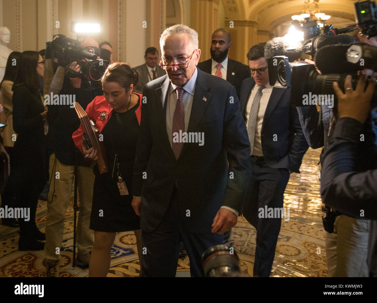 Washington, USA. 06Th Jan, 2018. Le chef de la majorité au Sénat des États-Unis Chuck Schumer (démocrate de New York) passe devant les médias pour satisfaire les nouveaux assermentés à propos le sénateur Doug Jones (Démocrate de l'Alabama) et le sénateur américain Tina Smith (démocrate du Minnesota) dans son bureau dans le Capitole à Washington, DC le mercredi, Janvier 3, 2017. Credit : Ron Sachs/CNP - AUCUN FIL SERVICE - Credit : Ron Sachs/consolidé/dpa/Alamy Live News Banque D'Images