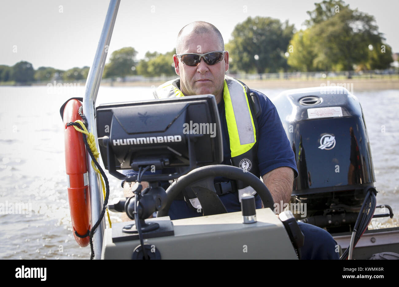 Davenport, Iowa, États-Unis. 15 Sep, 2016. Doug ingénieur Ripperger exploite 1 à l'embarcation de sauvetage sur le fleuve du Mississippi près de Davenport le Jeudi, Septembre 15, 2016. La somme de 15,2 millions de plus de deux étages et de rénovation des 114 ans feu Central Station à 331, rue Scott comprend cinq baies de passage en voiture pour les moteurs, un tour de formation de quatre étages, et des chambres privées pour les pompiers. Le centre-ville d'origine de feu juste à côté devrait avoir sa makeover terminé en octobre. Credit : Andy Abeyta/Quad-City Times/ZUMA/Alamy Fil Live News Banque D'Images