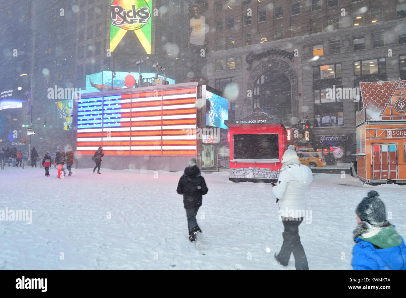 New York, NY, USA 4 janvier 2018 une importante tempête de neige hits New York City Crédit : James/Kirkikis Alamy Live News Banque D'Images