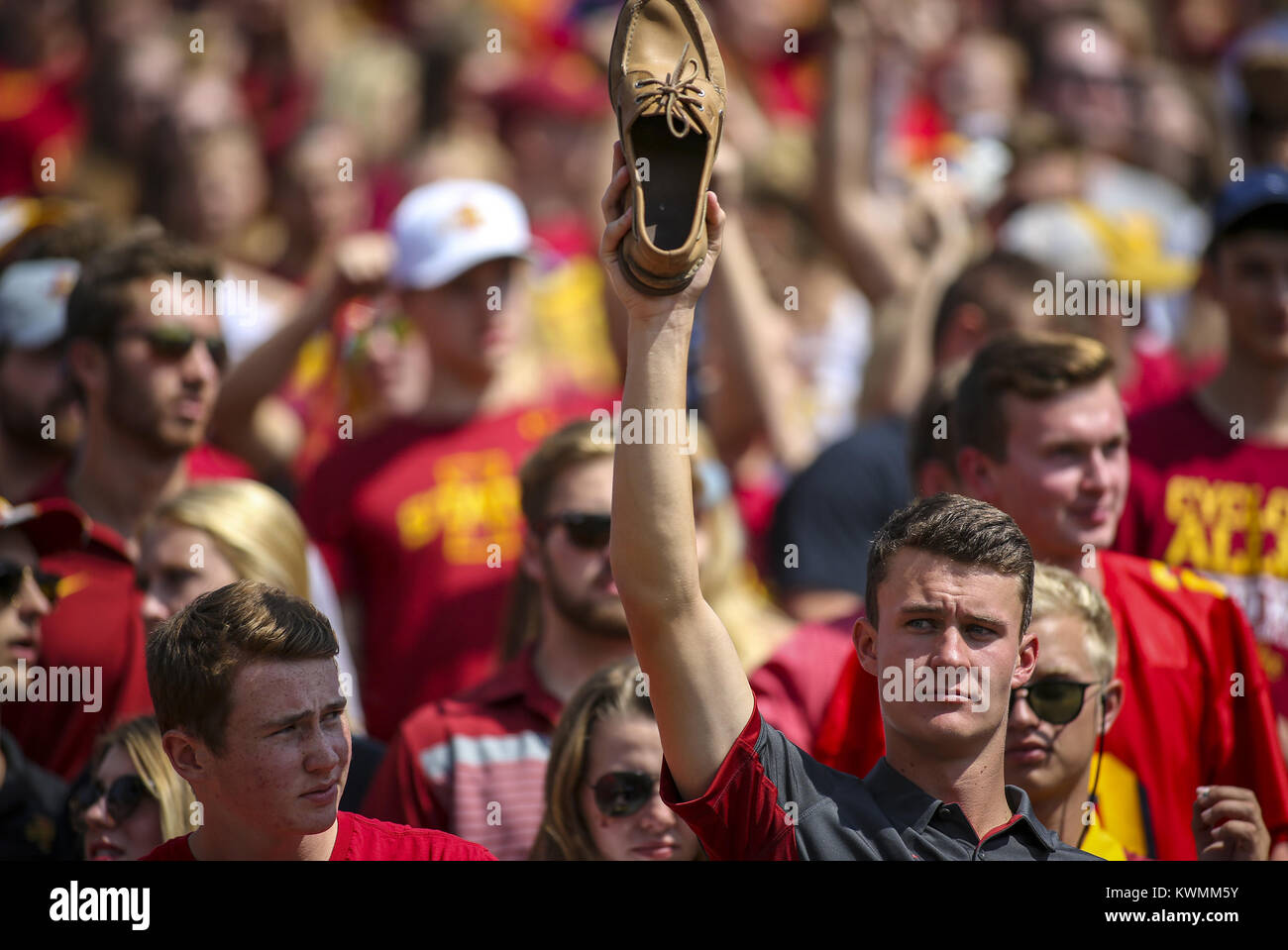 Ames, Iowa, USA. Sep 9, 2017. Un ventilateur de l'Iowa State Cyclones soulève sa chaussure en l'air au cours du troisième trimestre de leur match au stade Jack Trice à Ames, le samedi 9 septembre 2017. Credit : Andy Abeyta, Quad-City Times/Quad-City Times/ZUMA/Alamy Fil Live News Banque D'Images