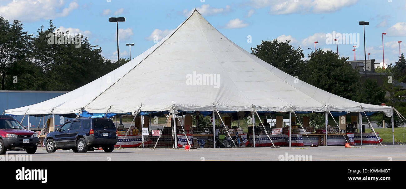Davenport, Iowa, États-Unis. 26 Juin, 2017. Cet artifice stand est dans le stationnement de l'Ashley Furniture, lundi 26 juin, 2017, dans Davenport. Crédit : John Schultz/Quad-City Times/ZUMA/Alamy Fil Live News Banque D'Images