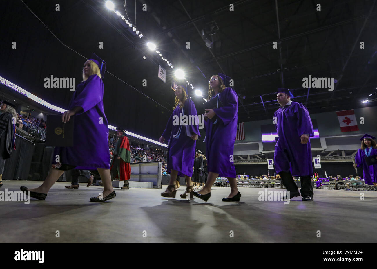 Moline, Iowa, États-Unis. 14 mai, 2017. Les étudiants de premier cycle l'arène sortie après la Western Illinois University Campus Quad-Cities début cérémonie à l'iWireless Center à Moline le dimanche, Mai 14, 2017. Le début était partagée par les bénéficiaires de premier et deuxième cycles. Credit : Andy Abeyta, Quad-City Times/Quad-City Times/ZUMA/Alamy Fil Live News Banque D'Images