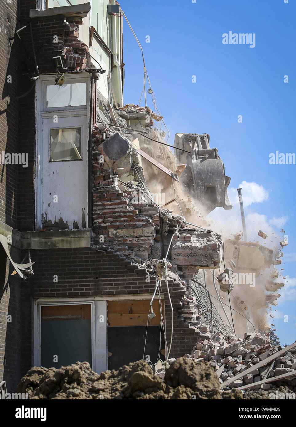 Davenport, Iowa, États-Unis. 8e août, 2017. École du Sacré Coeur est vu au milieu de démolition par Valley Construction à Davenport le Mardi, Août 8, 2017. Les 100 ans de l'école à la Cathédrale du Sacré-Cœur est en cours de démolition comme un nouveau centre diocésain plus de la cathédrale est en cours. La localisation de l'école sera utilisé comme un terrain de stationnement. Credit : Andy Abeyta, Quad-City Times/Quad-City Times/ZUMA/Alamy Fil Live News Banque D'Images