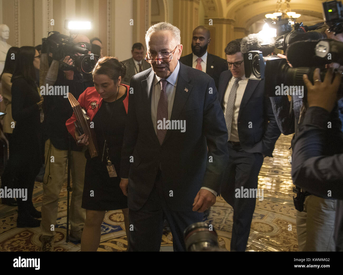 Washington, District de Columbia, Etats-Unis. 3 janvier, 2018. Le chef de la majorité au Sénat des États-Unis Chuck Schumer (démocrate de New York) passe devant les médias pour satisfaire les nouveaux assermentés à propos le sénateur Doug Jones (Démocrate de l'Alabama) et le sénateur américain Tina Smith (démocrate du Minnesota) dans son bureau dans le Capitole à Washington, DC le mercredi, Janvier 3, 2017.Credit : Ron Sachs/CNP Crédit : Ron Sachs/CNP/ZUMA/Alamy Fil Live News Banque D'Images