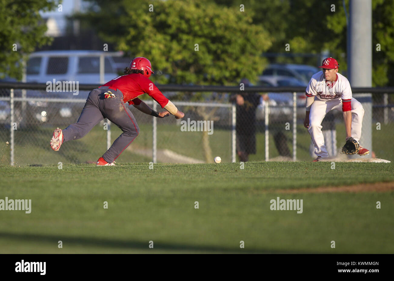 Eldridge, Iowa, États-Unis. 17 juillet, 2017. Davenport West's Trevor Burkhart (1) s'exécute et plonge vers la troisième base de North Scott's Cayle Webster (1) attend une boule qu'en raison d'une erreur de lancer saute hors du sol et de lui au cours de leur jeu à North Scott High School d'Eldridge le lundi 17 juillet 2017. Plus de 500 spectateurs ont assisté au match comme Davenport Ouest Nord défait Scott, 11-2. Credit : Andy Abeyta, Quad-City Times/Quad-City Times/ZUMA/Alamy Fil Live News Banque D'Images