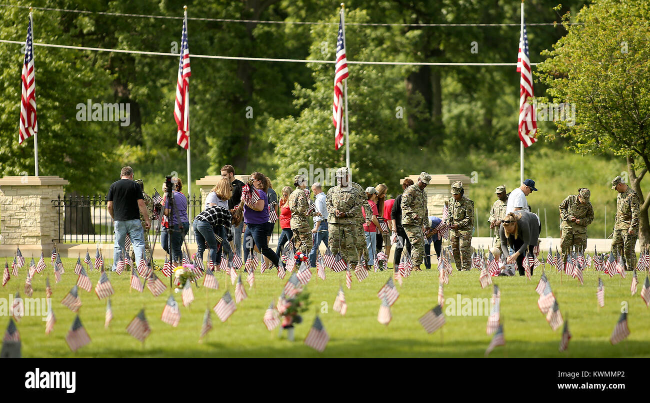 Rock Island Arsenal, Iowa, États-Unis. 25 mai, 2017. Certains des 350 bénévoles aidant à placer les drapeaux sur les marqueurs, jeudi, 25 mai 2017, au cours de l'assemblée annuelle de l'événement à l'emplacement du drapeau National Cemetery sur le Rock Island Arsenal. Crédit : John Schultz/Quad-City Times/ZUMA/Alamy Fil Live News Banque D'Images