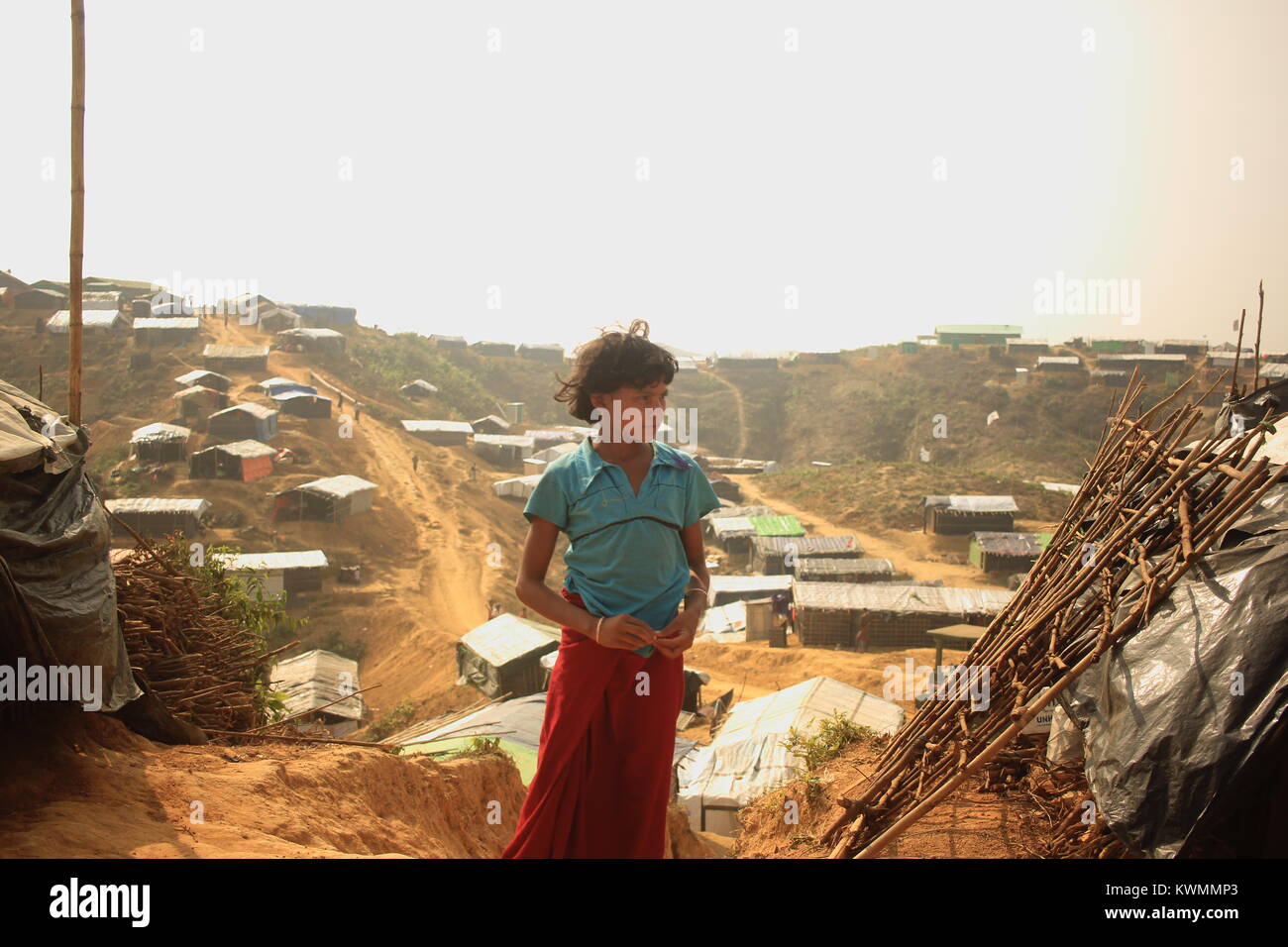 22 novembre 2017 - Cox's Bazar, Bangladesh - Une fille de réfugiés vu dans le camp de réfugiés.Plus de 600 000 réfugiés Rohingyas ont fui l'État de Rakhine au Myanmar depuis août 2017, comme la plupart d'entre eux continuer à essayer de traverser la frontière pour atteindre le Bangladesh tous les jours. Credit : Asif Ahmed/SOPA/ZUMA/Alamy Fil Live News Banque D'Images