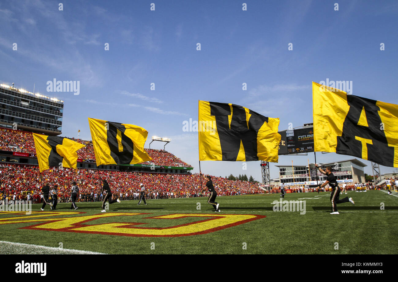 Ames, Iowa, USA. Sep 9, 2017. L'Iowa Hawkeyes cheerleaders célébrer un touché au cours du deuxième trimestre de leur match au stade Jack Trice à Ames, le samedi 9 septembre 2017. Credit : Andy Abeyta, Quad-City Times/Quad-City Times/ZUMA/Alamy Fil Live News Banque D'Images