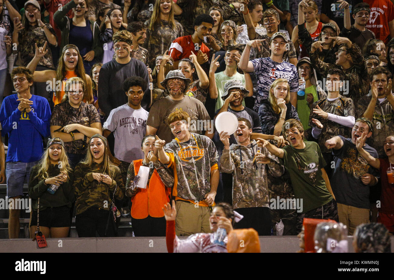 Davenport, Iowa, États-Unis. 22 Sep, 2016. Davenport West fans encourager leur équipe au cours du deuxième trimestre de leur match au stade de la rue Brady dans Davenport le Jeudi, Septembre 22, 2016. Credit : Andy Abeyta/Quad-City Times/ZUMA/Alamy Fil Live News Banque D'Images