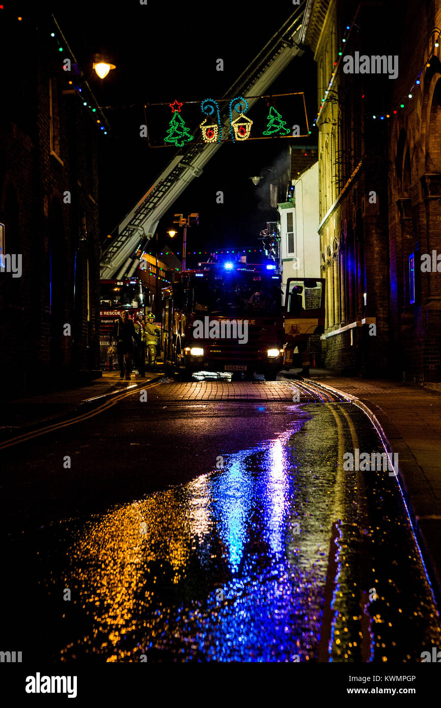 Rochford, Essex, UK 4 Janvier 2018 : Essex County Fire and Rescue Service assisté à un incendie à l'ancien Kings Head Public House, Rochford ce soir. Pompes de Rochford, Burlington, Leigh & Southend a assisté. À propos de 18:30 il a été signalé que l'ensemble du premier étage a été perdu ! L'hôte d'une antenne de Southend a été déployé en tant que la propagation de l'incendie dans le toit de l'immeuble. La place et ruelle à Rochford ont été fermées tandis que les pompiers portait sur l'incident. Credit : Graham Eva/Alamy Live News Banque D'Images