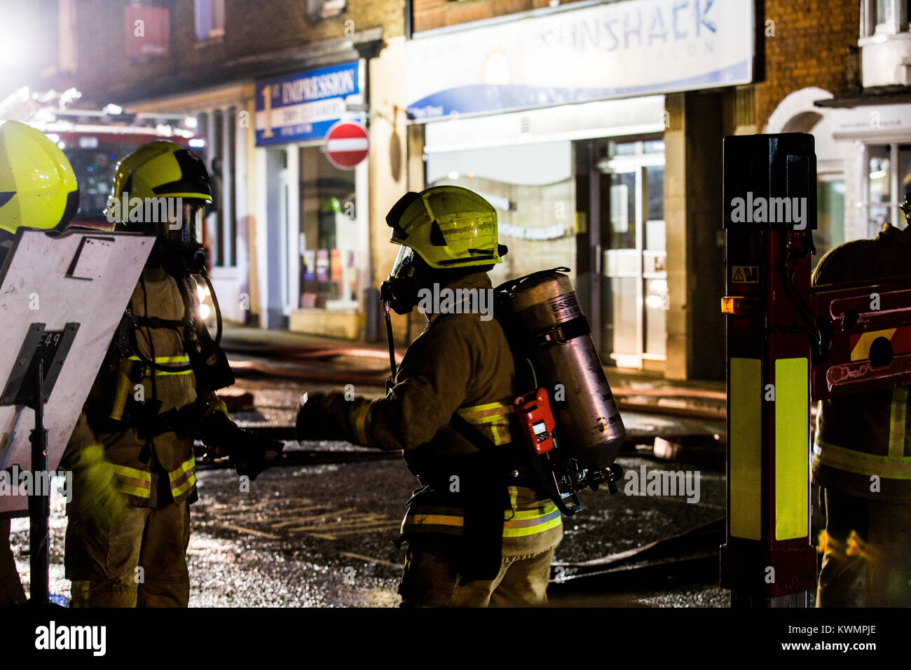 Rochford, Essex, UK 4 Janvier 2018 : Essex County Fire and Rescue Service assisté à un incendie à l'ancien Kings Head Public House, Rochford ce soir. Pompes de Rochford, Burlington, Leigh & Southend a assisté. À propos de 18:30 il a été signalé que l'ensemble du premier étage a été perdu ! L'hôte d'une antenne de Southend a été déployé en tant que la propagation de l'incendie dans le toit de l'immeuble. La place et ruelle à Rochford ont été fermées tandis que les pompiers portait sur l'incident. Credit : Graham Eva/Alamy Live News Banque D'Images