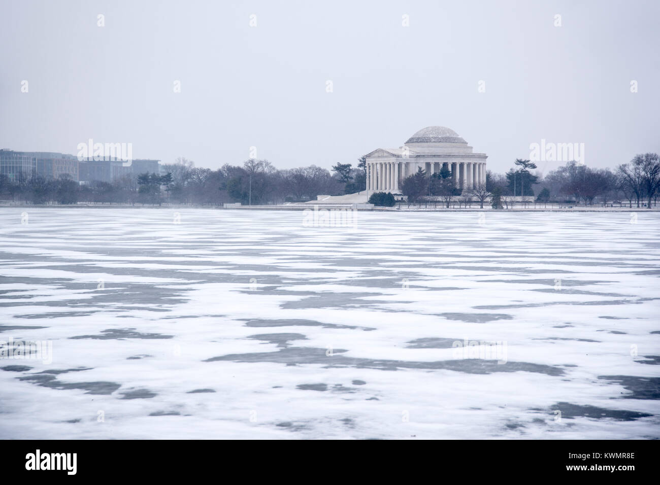 Washington, USA. Jan 04, 2017. Le Jefferson Memorial à Washington DC apparaît enshrouded dans les glaces de des journées les plus froides de l'année nouvelle. Le Tidal Basin a une couverture de glace solide partiellement couvert par la neige qui change rapidement dans le vent. Photo prise à 12 heures le 4 janvier 2018. Credit : Angela Drake/Alamy Live News Banque D'Images