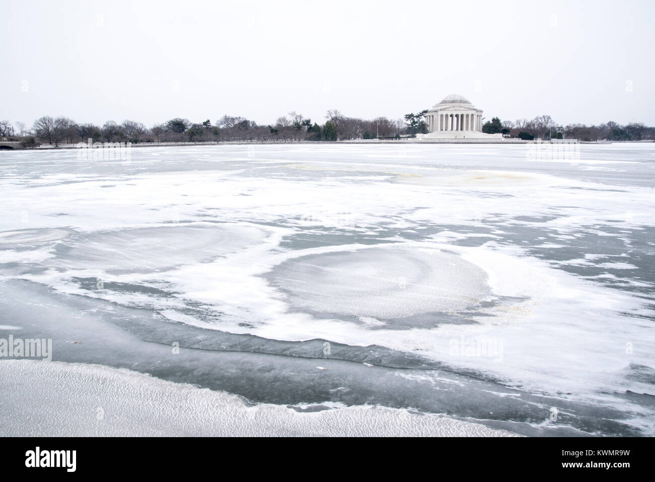 Washington, USA. Jan 04, 2017. Le Jefferson Memorial à Washington DC apparaît enshrouded dans les glaces de des journées les plus froides de l'année nouvelle. Le Tidal Basin a une couverture de glace solide partiellement couvert par la neige qui change rapidement dans le vent. Photo prise à 12 heures le 4 janvier 2018. Credit : Angela Drake/Alamy Live News Banque D'Images