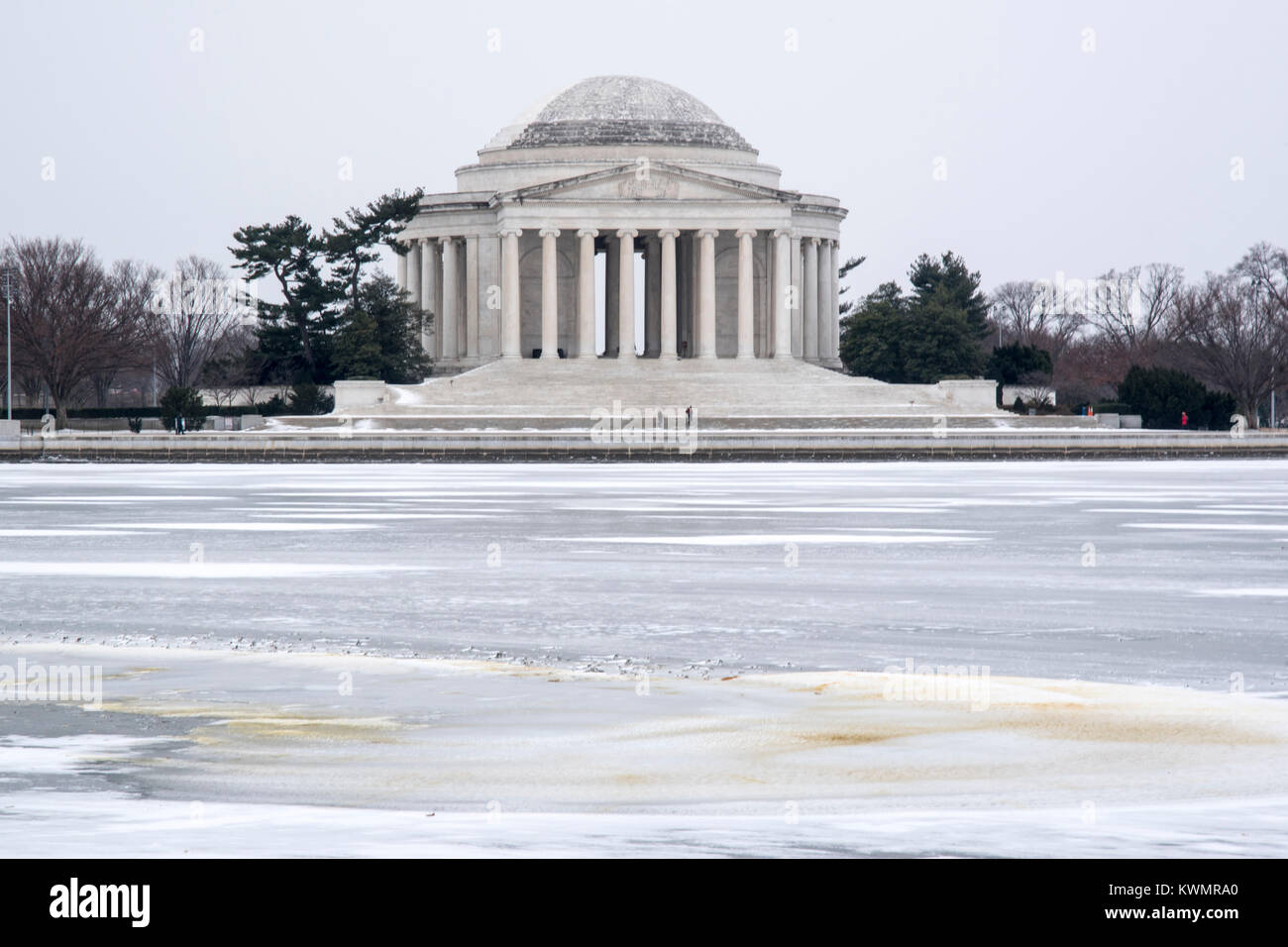 Washington, USA. Jan 04, 2017. Le Jefferson Memorial à Washington DC apparaît enshrouded dans les glaces de des journées les plus froides de l'année nouvelle. Le Tidal Basin a une couverture de glace solide partiellement couvert par la neige qui change rapidement dans le vent. Photo prise à 12 heures le 4 janvier 2018. Credit : Angela Drake/Alamy Live News Banque D'Images