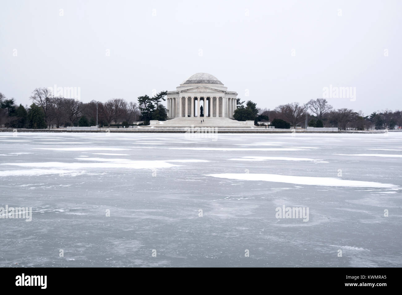 Washington, USA. Jan 04, 2017. Le Jefferson Memorial à Washington DC apparaît enshrouded dans les glaces de des journées les plus froides de l'année nouvelle. Le Tidal Basin a une couverture de glace solide partiellement couvert par la neige qui change rapidement dans le vent. Photo prise à 12 heures le 4 janvier 2018. Credit : Angela Drake/Alamy Live News Banque D'Images