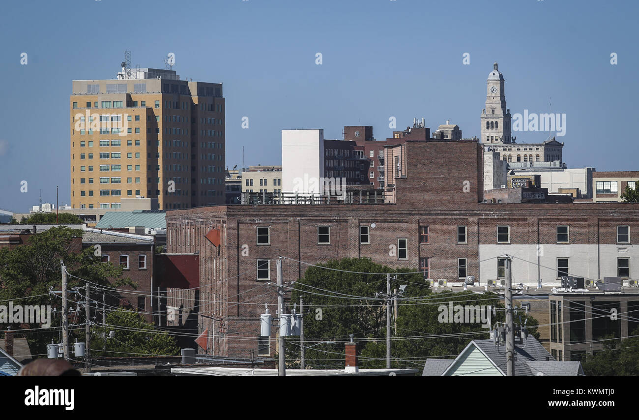 Davenport, Iowa, États-Unis. 8e août, 2017. Une vue de la ville de Davenport est vu de l'ancienne usine d'hôtesse dans Davenport le Mardi, Août 8, 2017. L'usine a été construite en 1929 et a passé la majeure partie de sa vie me demande la production de pain, de gâteaux et de beignets. La production a pris fin en 2005 et que l'établissement est devenu un centre de distribution pour un certain nombre d'années. La propriété est actuellement administré par le développeur Dan Dolan qui prévoit de transformer l'immeuble en appartements de l'utilisation de ce site est d'avis de la rivière Mississippi. Credit : Andy Abeyta, Quad-City Times/Quad-City Times/ZUMA/Alamy Fil Live News Banque D'Images