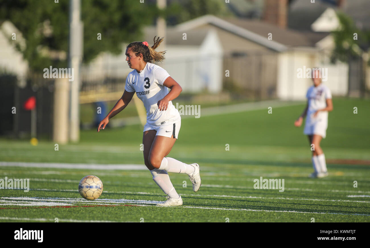 Davenport, Iowa, États-Unis. 13 Juin, 2017. Bettendorf's Paige Wagner (3) recherche d'un coéquipier pour le passer à au cours de la première moitié de l'All-Star Game de soccer senior au Centre Saint Vincent à Davenport le mardi, Juin 13, 2017. L'équipe de l'Iowa a défait l'équipe de l'Illinois, 9-0. Credit : Andy Abeyta, Quad-City Times/Quad-City Times/ZUMA/Alamy Fil Live News Banque D'Images