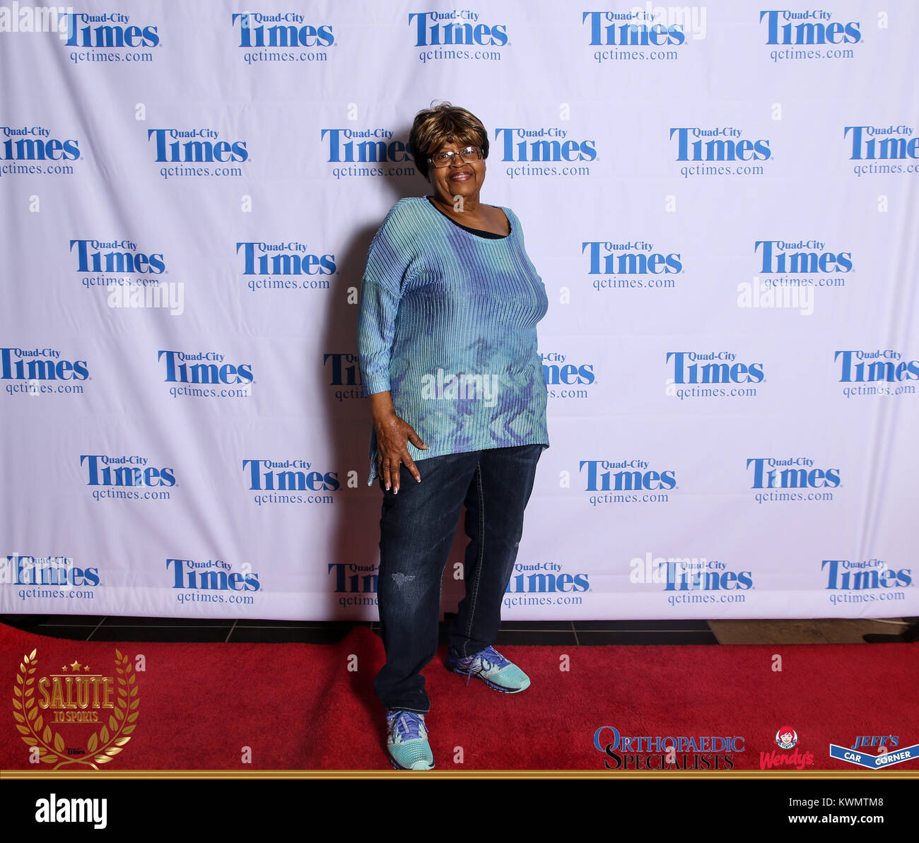 Bettendorf, Iowa, États-Unis. 3 mai, 2017. Les clients posent pour des photos sur le tapis rouge à l'Hommage aux sports à Bettendorf High School le mercredi 3 mai, 2017. Credit : Andy Abeyta, Quad-City Times/Quad-City Times/ZUMA/Alamy Fil Live News Banque D'Images