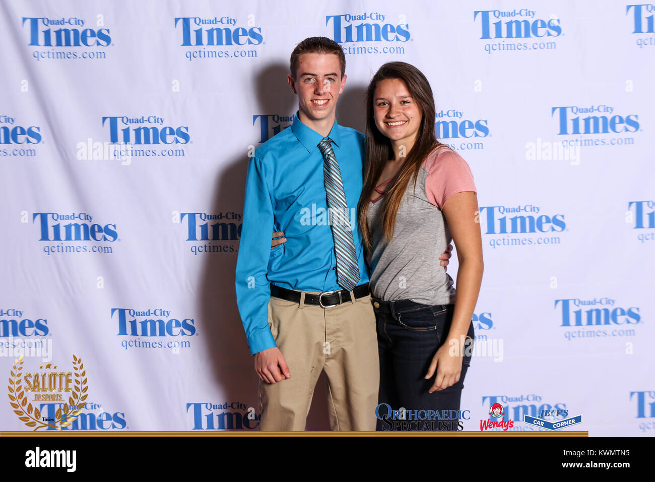 Bettendorf, Iowa, États-Unis. 3 mai, 2017. Les clients posent pour des photos sur le tapis rouge à l'Hommage aux sports à Bettendorf High School le mercredi 3 mai, 2017. Credit : Andy Abeyta, Quad-City Times/Quad-City Times/ZUMA/Alamy Fil Live News Banque D'Images