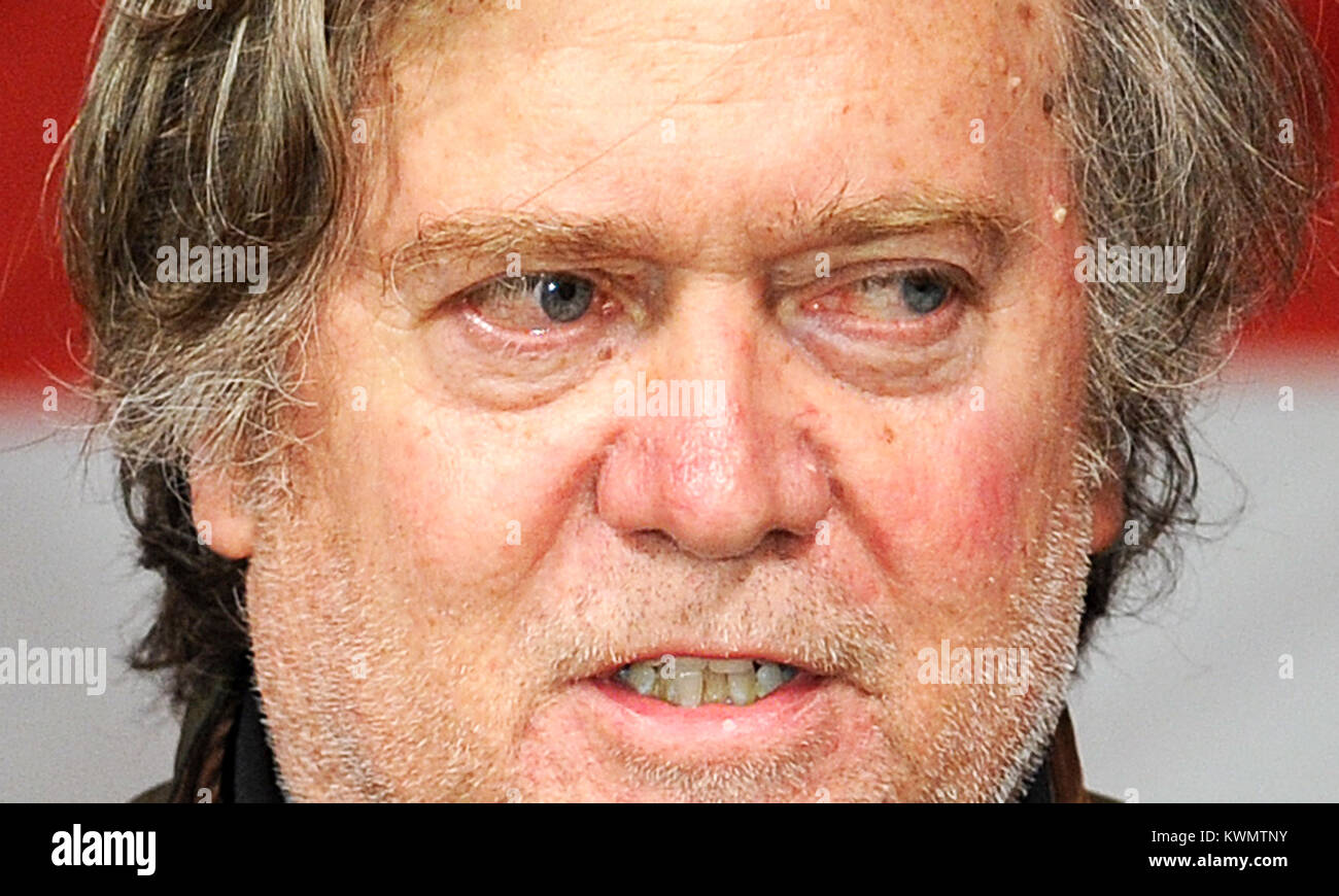 Fichier : Photo prise Fairhope, Alabama, USA. 5 déc, 2017. Steve Bannon, Président exécutif de Breitbart News et ancien analyste en chef pour le président américain Donald Trump, prend la parole à un rassemblement de campagne pour le Sénat des États-Unis juge candidat républicain Roy Moore le 5 décembre 2017 à Oak Hollow Farm dans Fairhope, Alabama. Le 3 janvier 2018, le président américain Donald Trump a menacé de poursuites juridiques Bannon, disant Bannon avait "perdu la tête" après avoir été renvoyé de la Maison Blanche. Crédit : Paul Hennessy/Alamy Live News Banque D'Images